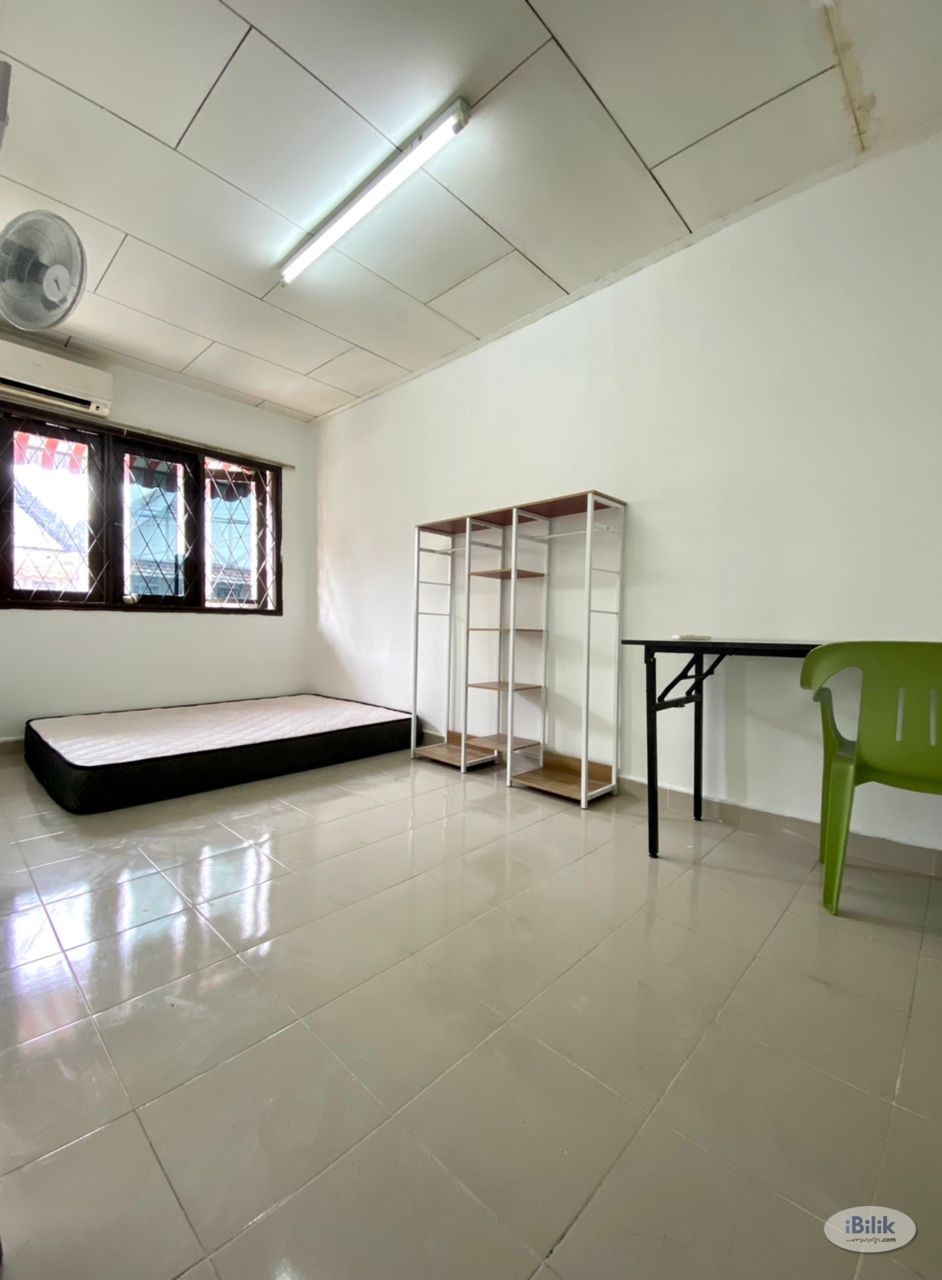 Middle Room at SS2, Petaling Jaya - Image 1