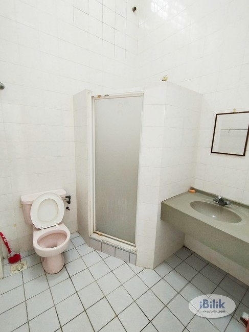 cushy Master Room Zero Deposit Weekly Cleaning @ BU10 - Image 3