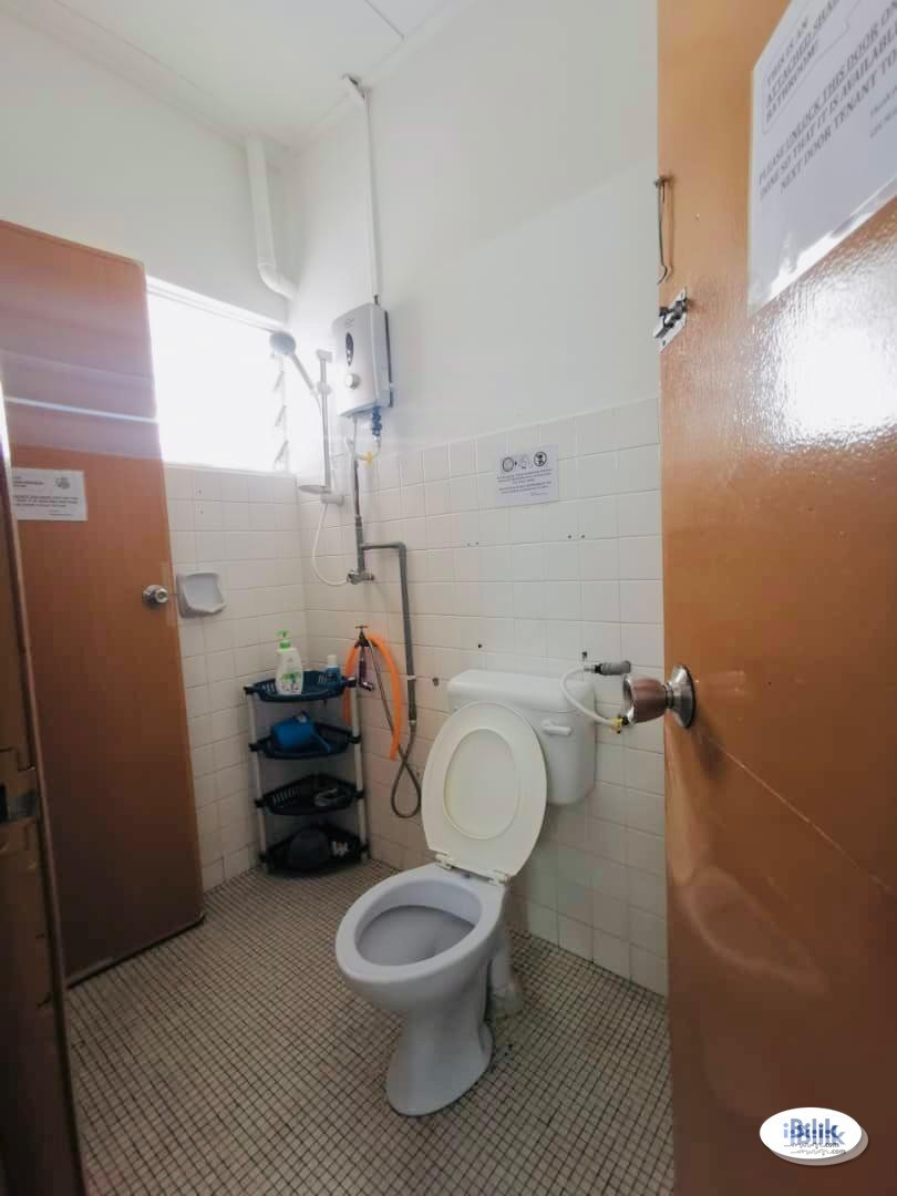 Middle Room at Damansara Jaya, Petaling Jaya - Image 2