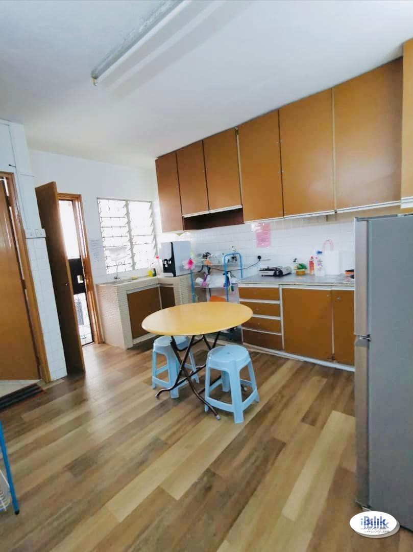 Middle Room at Damansara Jaya, Petaling Jaya - Image 3