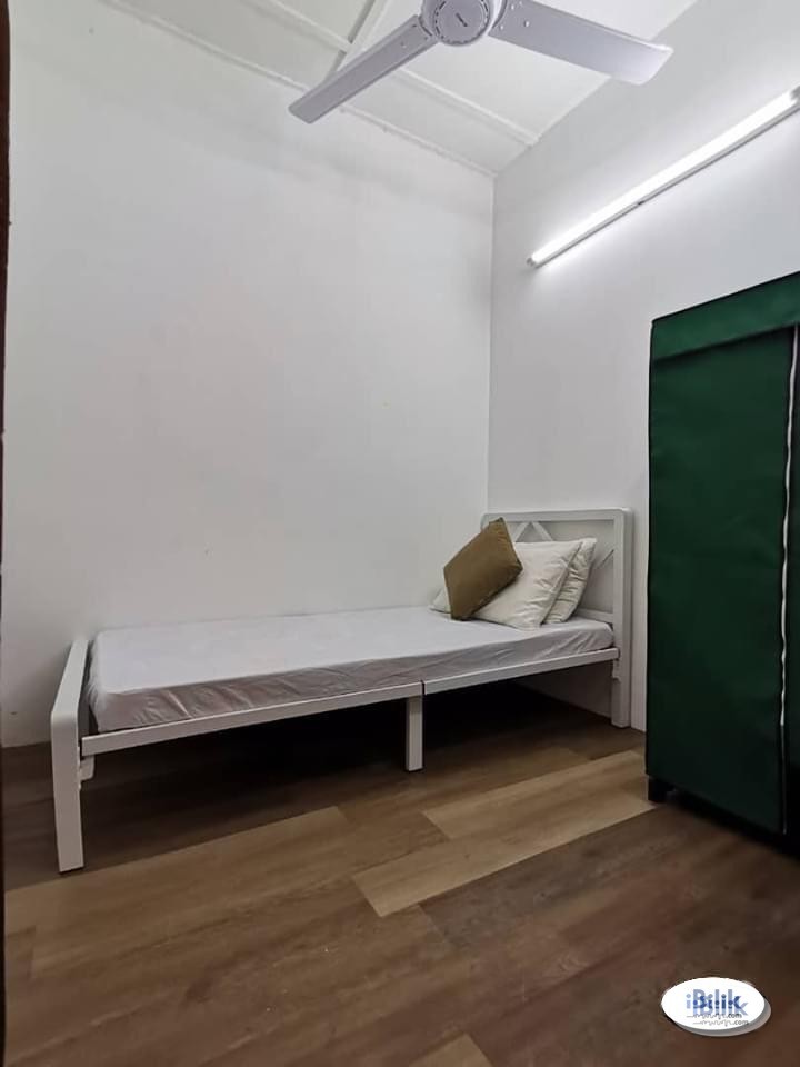 🏠 Room Available For Rent 🏠  😱1 Month Deposit Only 一个月抵押金 😱  😍 Facilities 😍 设施 😍  ❄️Air-Condition and Fan 冷气和电风扇  📱Hi-Sp - Image 1