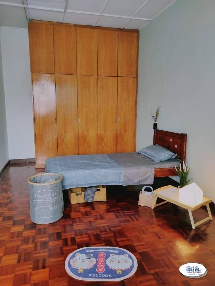 Middle Room at Seri Utama, Kota Damansara 🌈🏠🌼 - Image 1