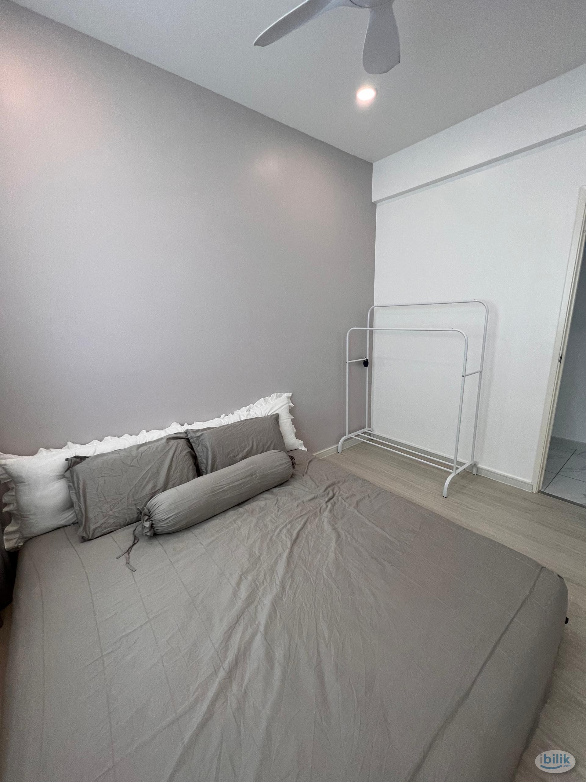 {COME WITH CAR  PARK.} Middle Room at I-Santorini, Tanjung Tokong - Image 2