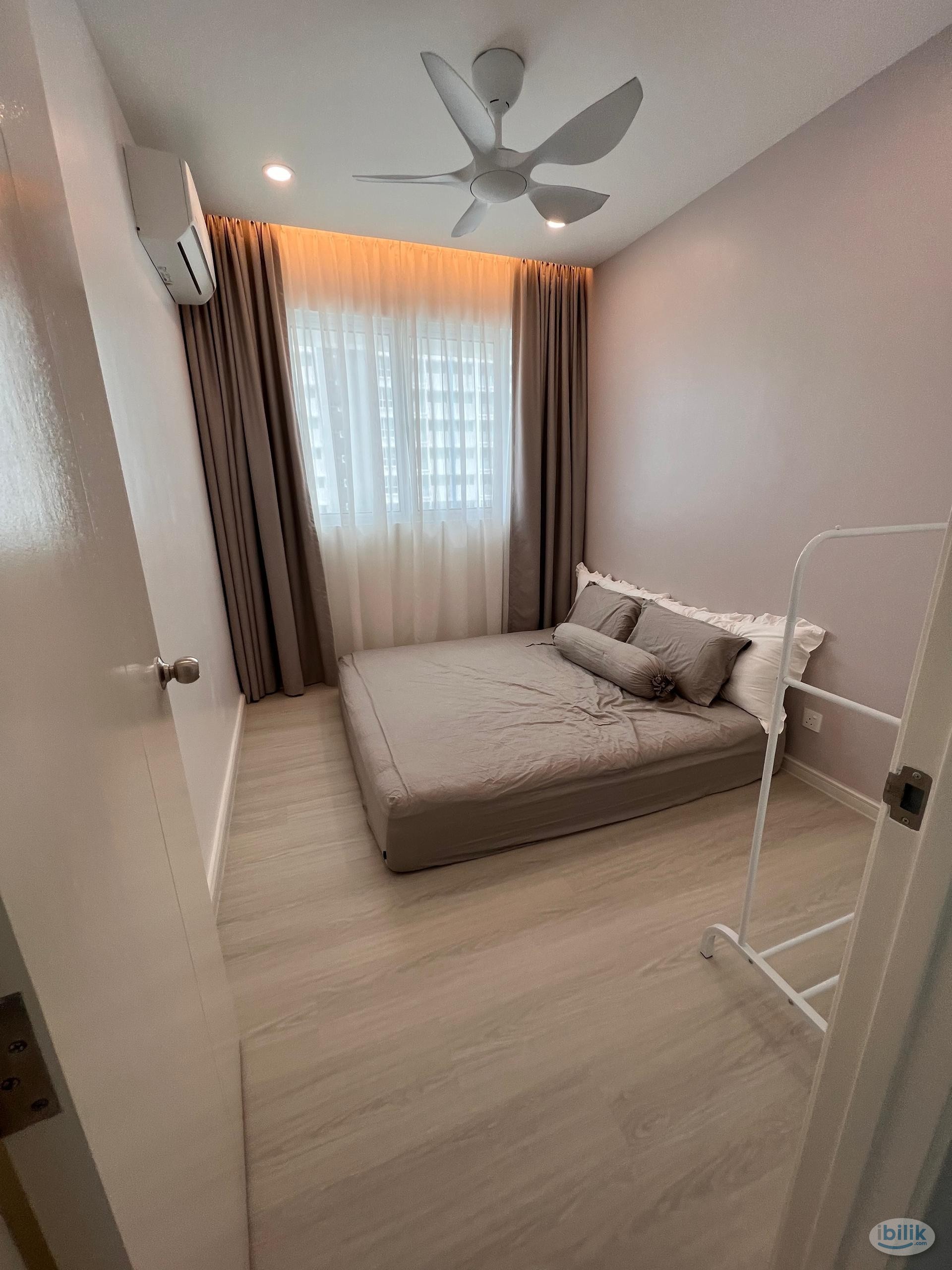 {COME WITH CAR  PARK.} Middle Room at I-Santorini, Tanjung Tokong - Image 3