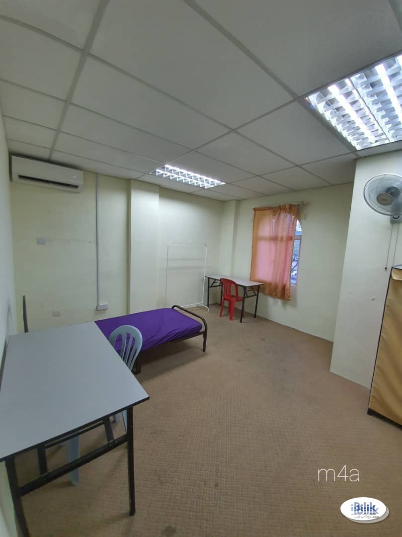 Middle Room at MRT Surian, Dataran Sunway, Kota Damansara - Image 1