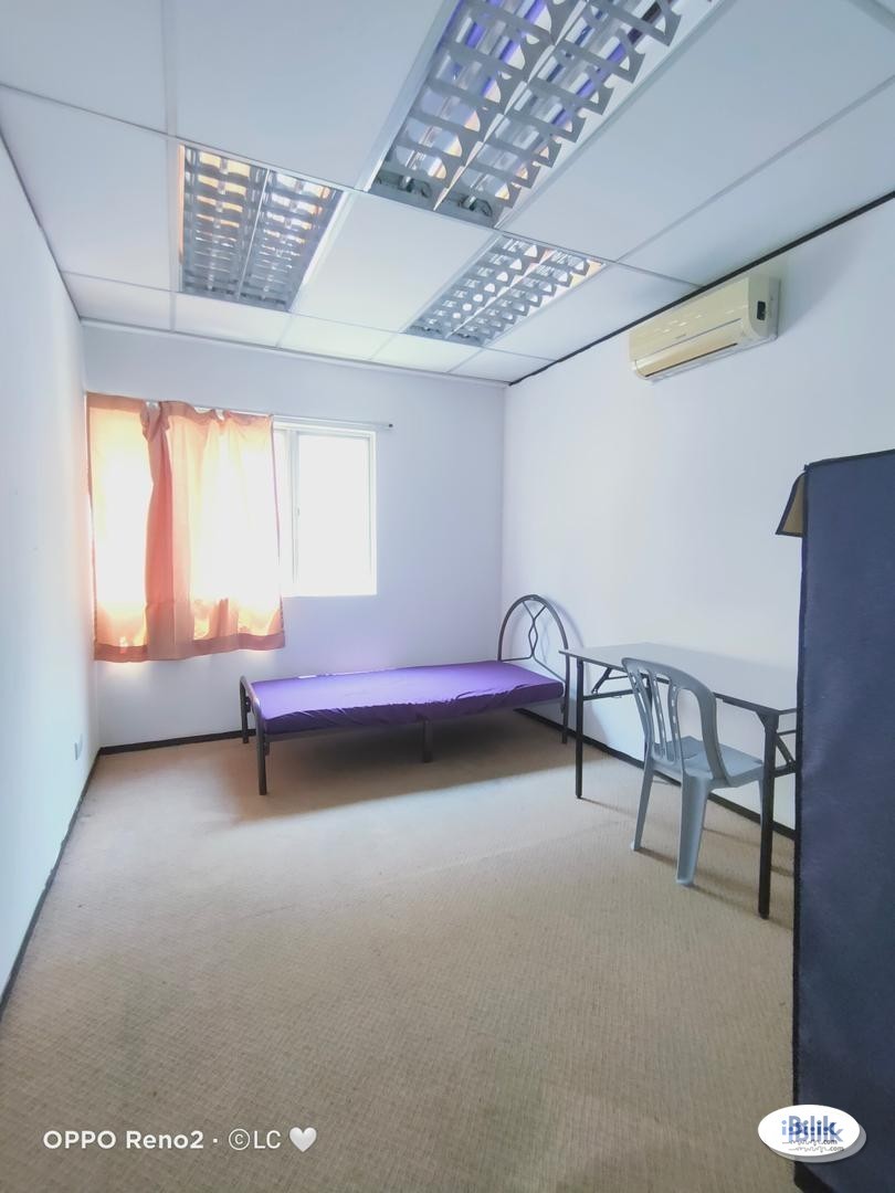 Middle Room at MRT Surian, Dataran Sunway, Kota Damansara - Image 4