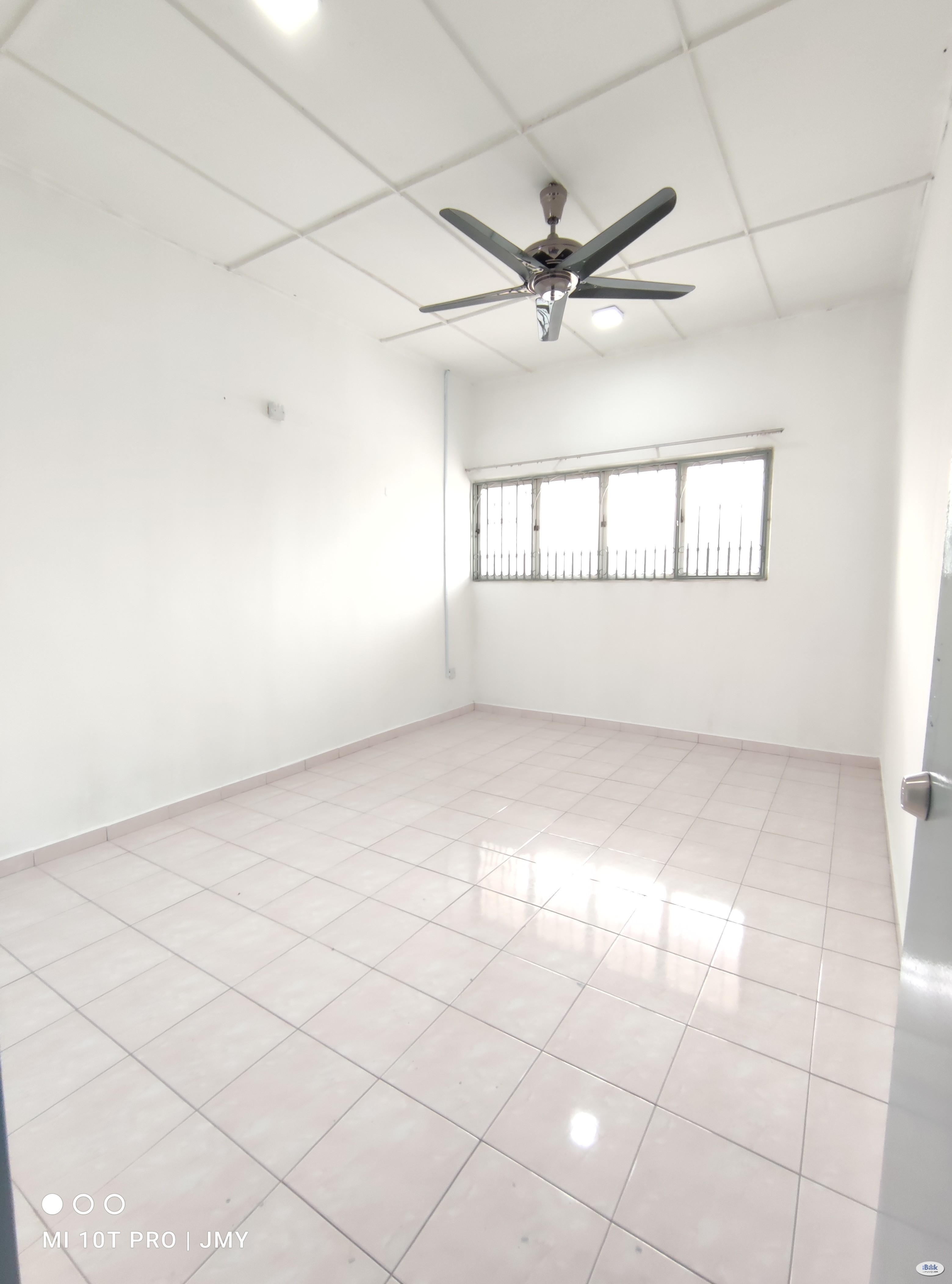 New Renovation FULL FURNISHED FURNITURE walking distance to DAMANSARA INTAN SS2 Middle Room at SS2, Petaling Jaya - Image 1