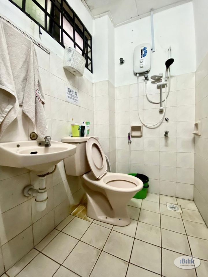 Free Deposit! Middle Room Attached Bathroom at BU7, Bandar Utama Near First City College - Image 3