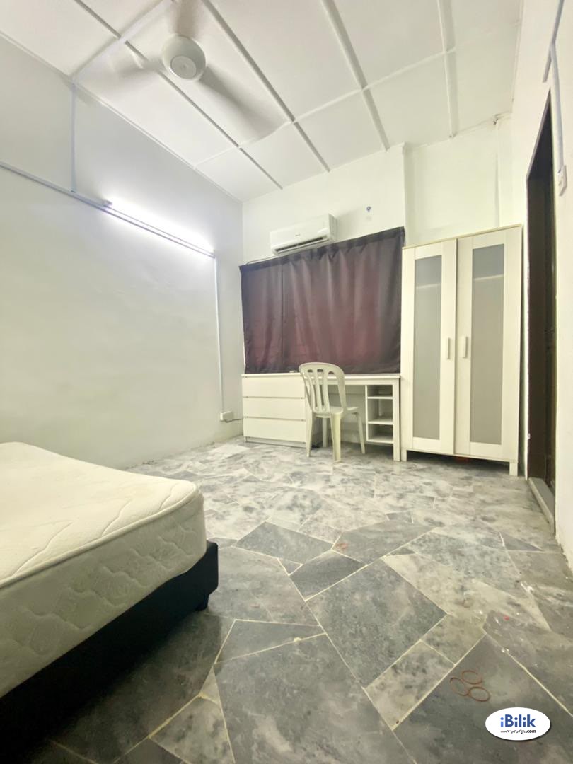 Middle Room at Sea Park, Petaling Jaya - Image 1