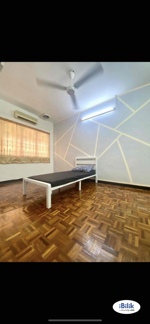 Middle Room at Sea Park, Petaling Jaya - Image 1