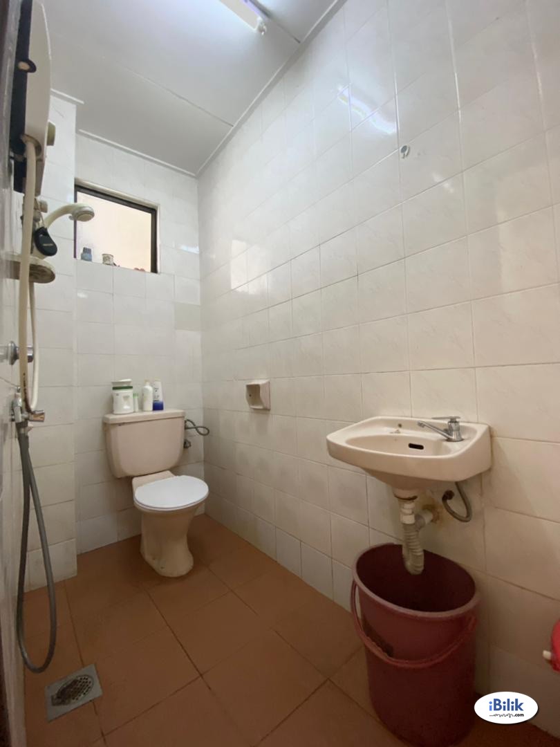 Middle Room at Damansara Utama, Petaling Jaya - Image 2