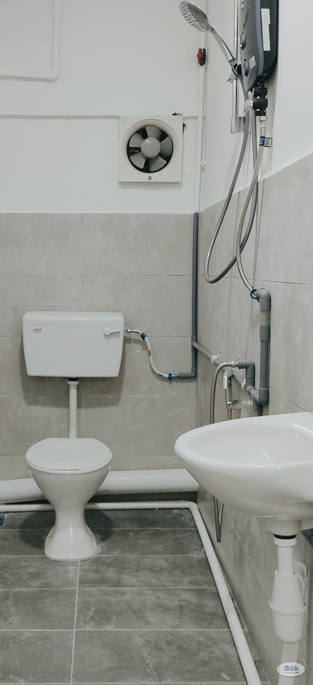 ✨FEMALE UNIT 🛌🏽 Landed House Medium Room attached with Sharing Bathroom (Near to IOI Mall) - Image 1