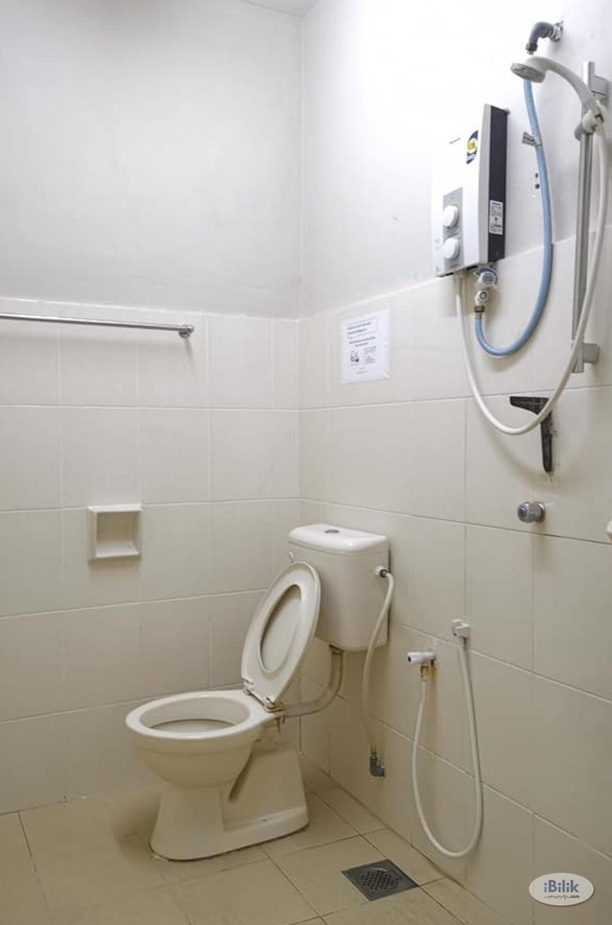 🚄Convenience COZY ROOM with Convenient Shops, Restaurants AT SEA PARK!!! NEAR LRT !! Medium Big Room With sharing toilet - Image 3