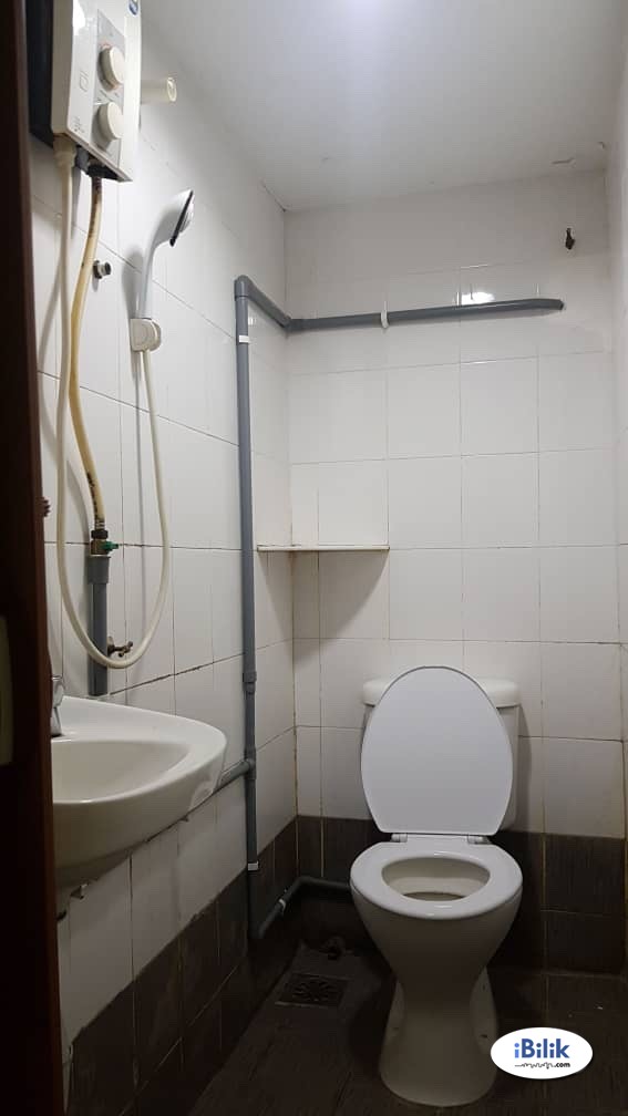 Master Room at Kota Damansara, Petaling Jaya - Image 3