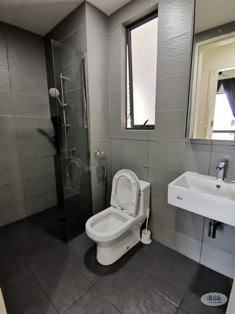 Middle Big Room at The Petalz, Old Klang Road for rent! - Image 3