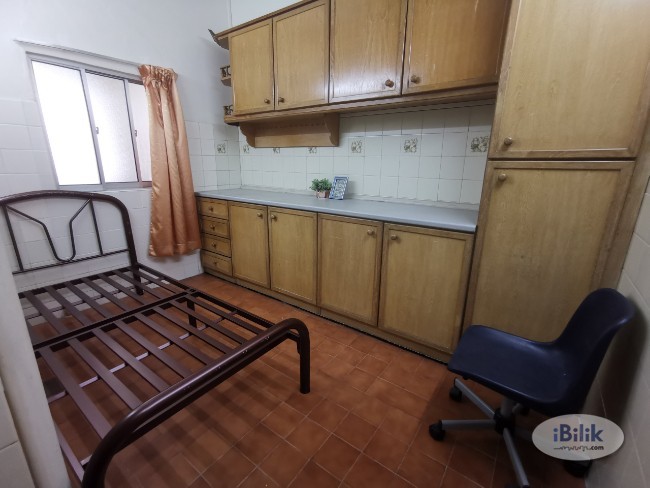 Zero Deposit! Middle Room Rent in Bukit Mayang Near to Kelana Jaya LRT Station - Image 1