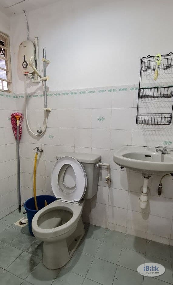 Middle Room at Kuchai Lama, Kuala Lumpur - Image 5