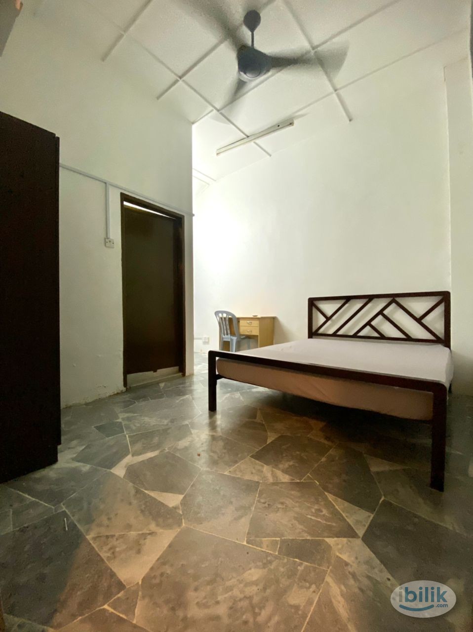 NO DEPOSIT - Middle room for rent at PJ SS2/48 – PRIVATE BATHROOM ONLY SHARE WITH ROOM BESIDE (QUEEN BED) - KELANA JAYA  - Image 1