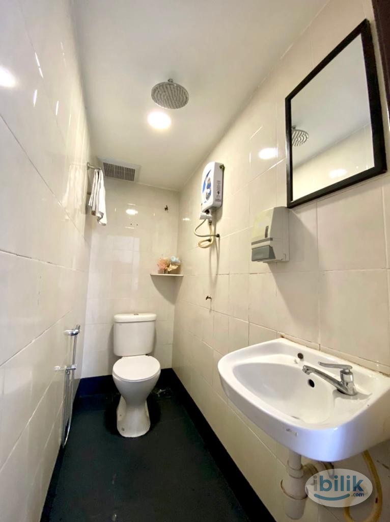 Middle Room at Ambang Botanic 2, Klang - Image 3
