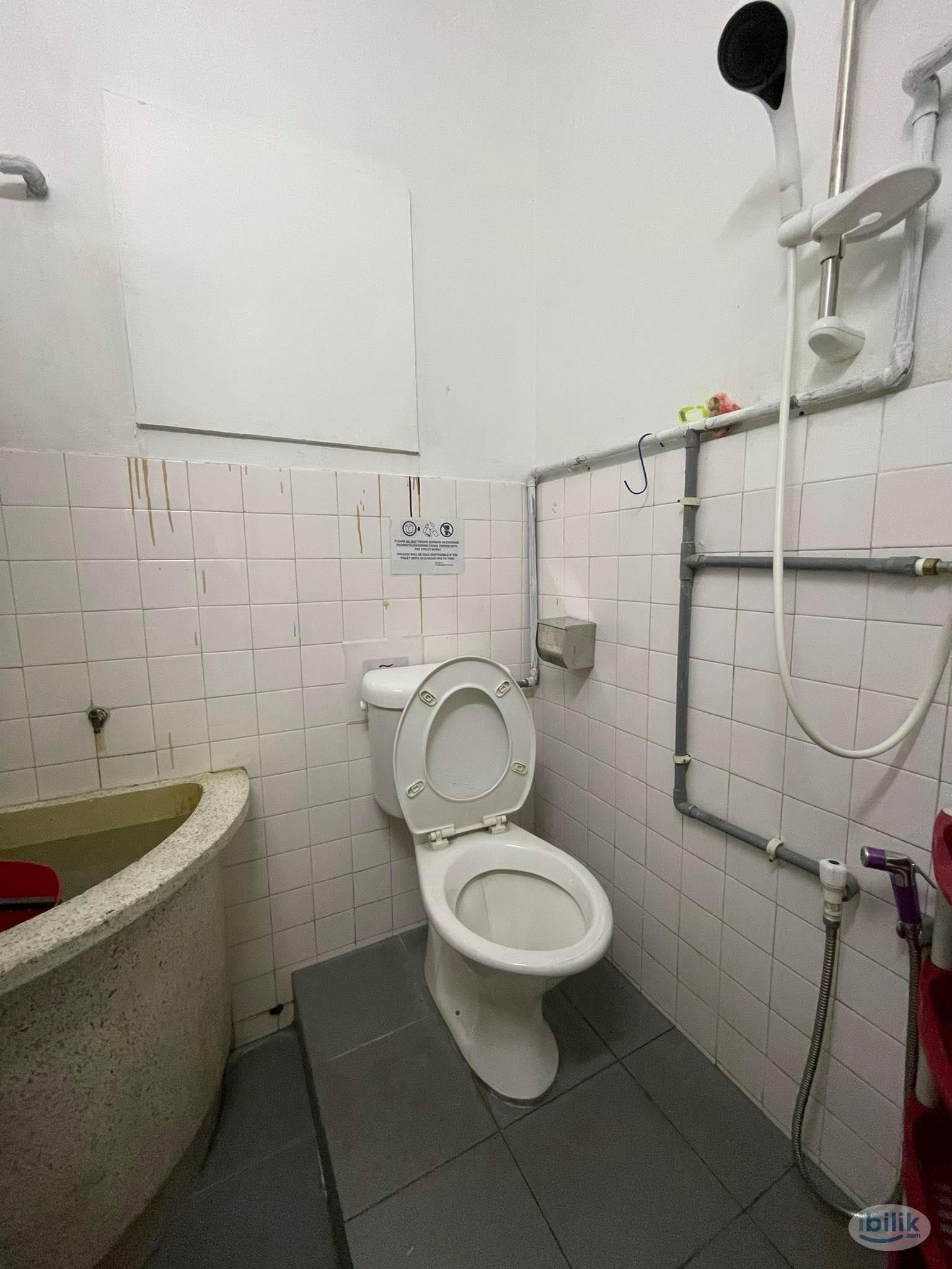 Free Deposit! Comfy Middle Room Rent at Putra Heights, Subang Jaya Near to LRT Station - Image 3