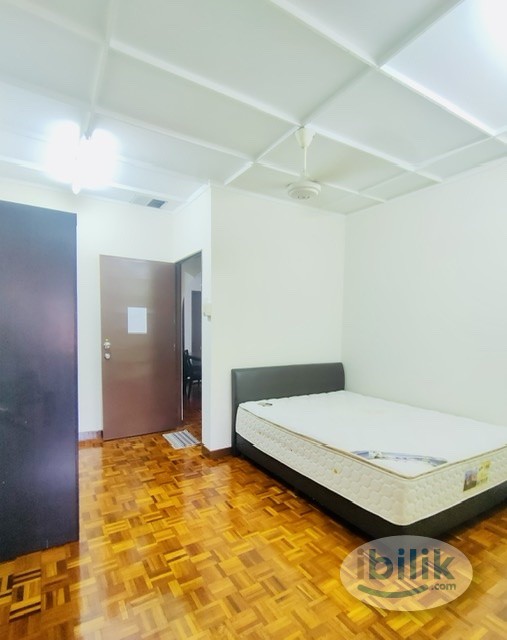 Master Bedroom Walking Distance To LRT Station To Rent At Taman Megah Kelana Jaya - Image 1