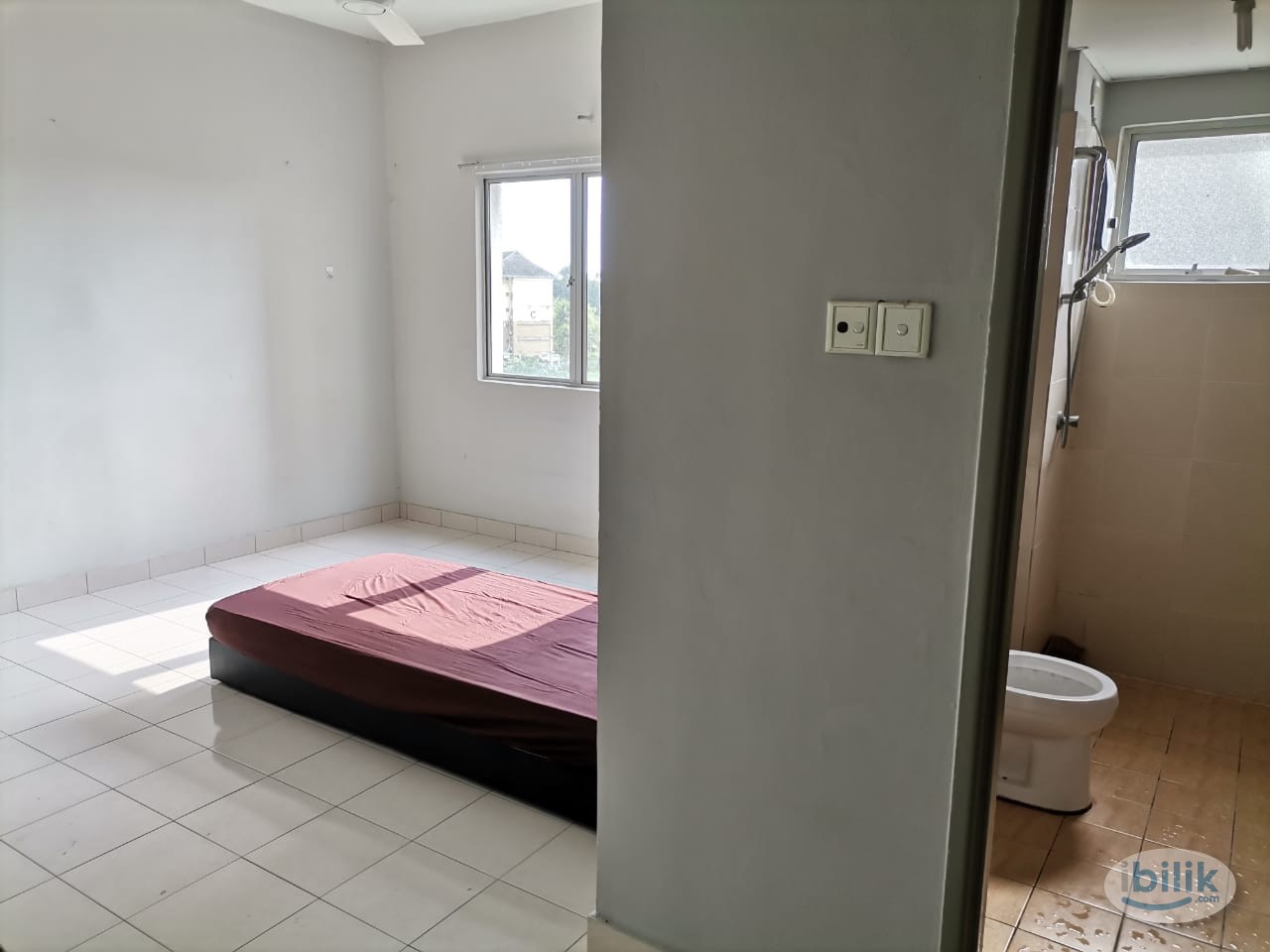 Medium Room at SuriaMas, Bandar Sunway, Private Toilet ( Selling Fast !!!) - Image 1
