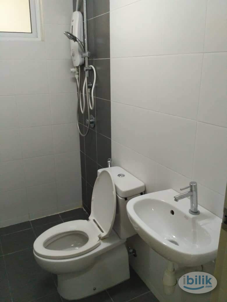 Middle Room at Pacific Place, Ara Damansara - Image 1