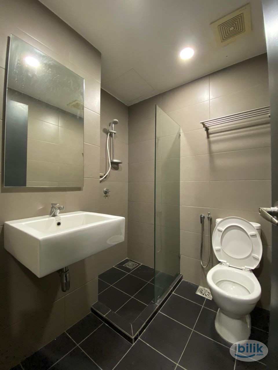 🌟 Co-Living Room with Private Bathroom & Window 🌟 1min to Monorail Maharajalela | 500 mbps Wifi Provided | Weekly Cleani - Image 4