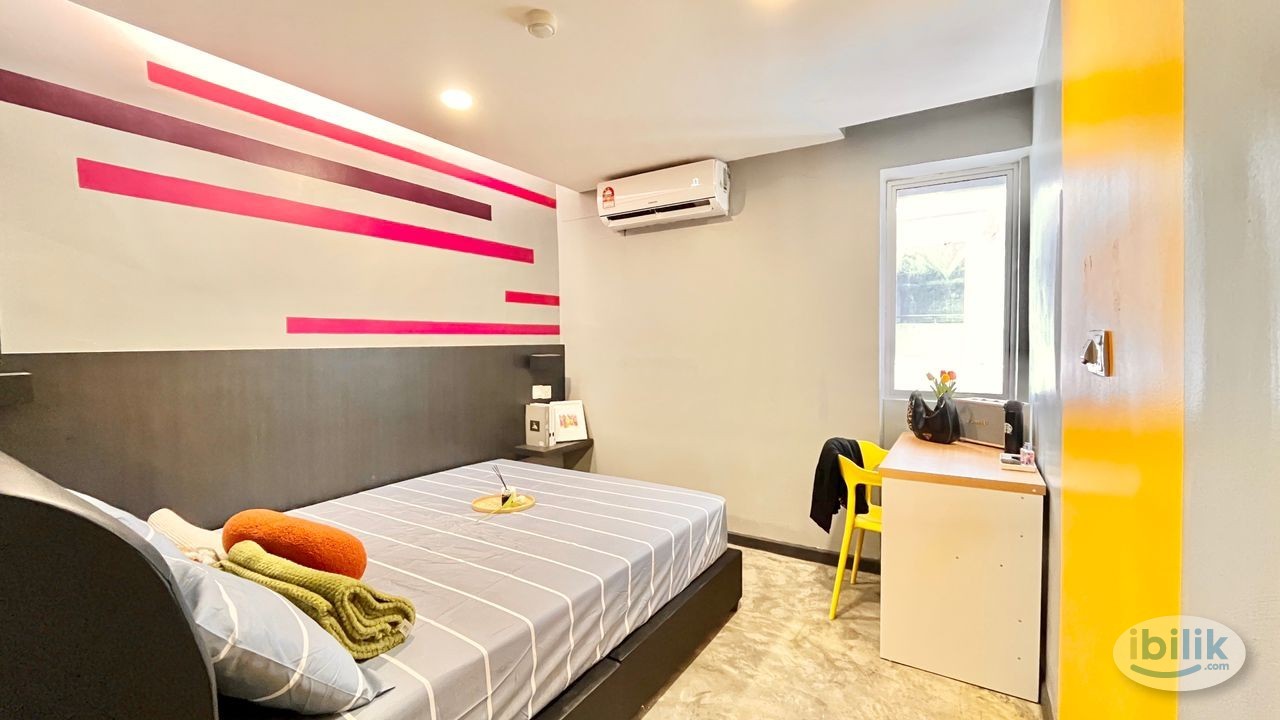 🔥 Queen Bed Room with Private Bathroom & Window 🔥 8 min to Petaling Street | 500 mbps Wifi Provided | Weekly Cleaning Se - Image 1