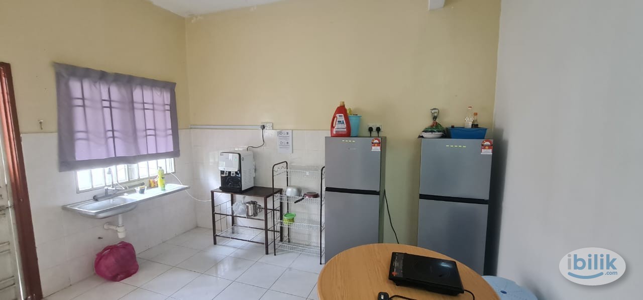 Single Room with Multi-use wardrobe at Kota Kemuning, 2min walk to Aeon Big Bkt Rimau, 5min Drive to Gamuda Walk Kota Ke - Image 4