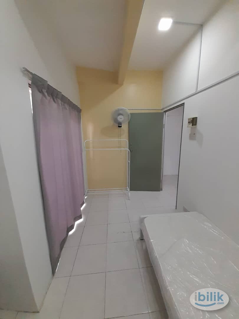 Single Room with Multi-use wardrobe at Kota Kemuning, 2min walk to Aeon Big Bkt Rimau, 5min Drive to Gamuda Walk Kota Ke - Image 2