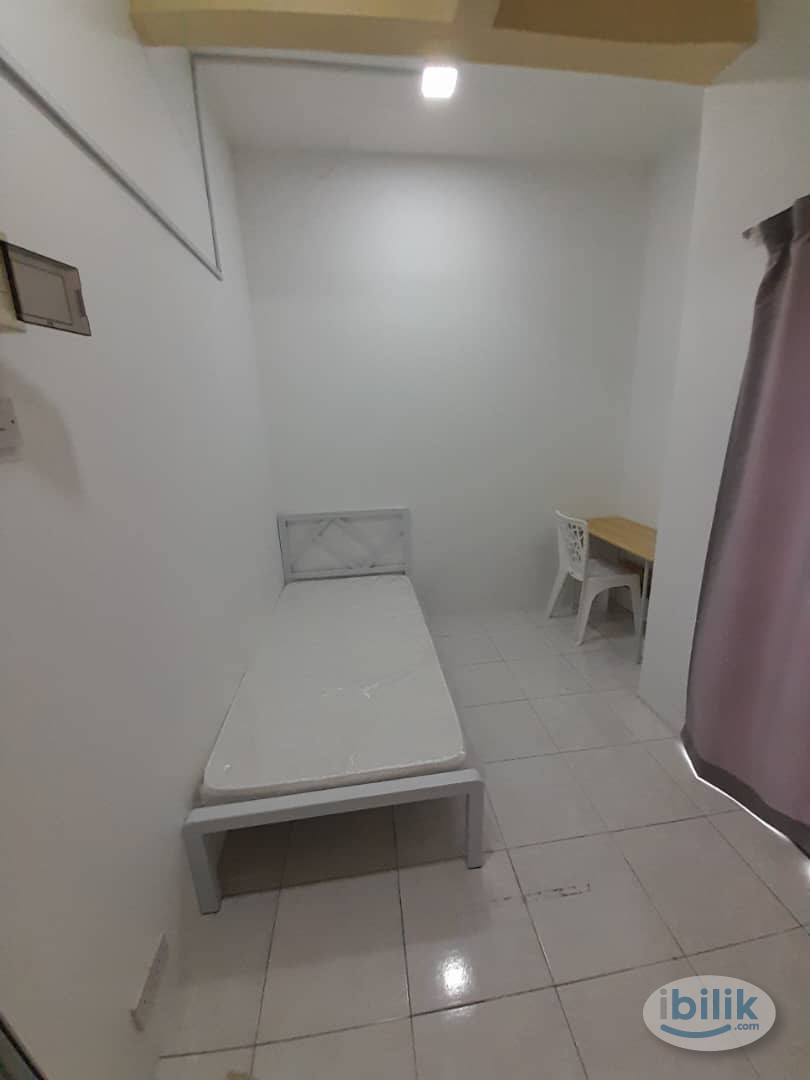 Single Room with Multi-use wardrobe at Kota Kemuning, 2min walk to Aeon Big Bkt Rimau, 5min Drive to Gamuda Walk Kota Ke - Image 1