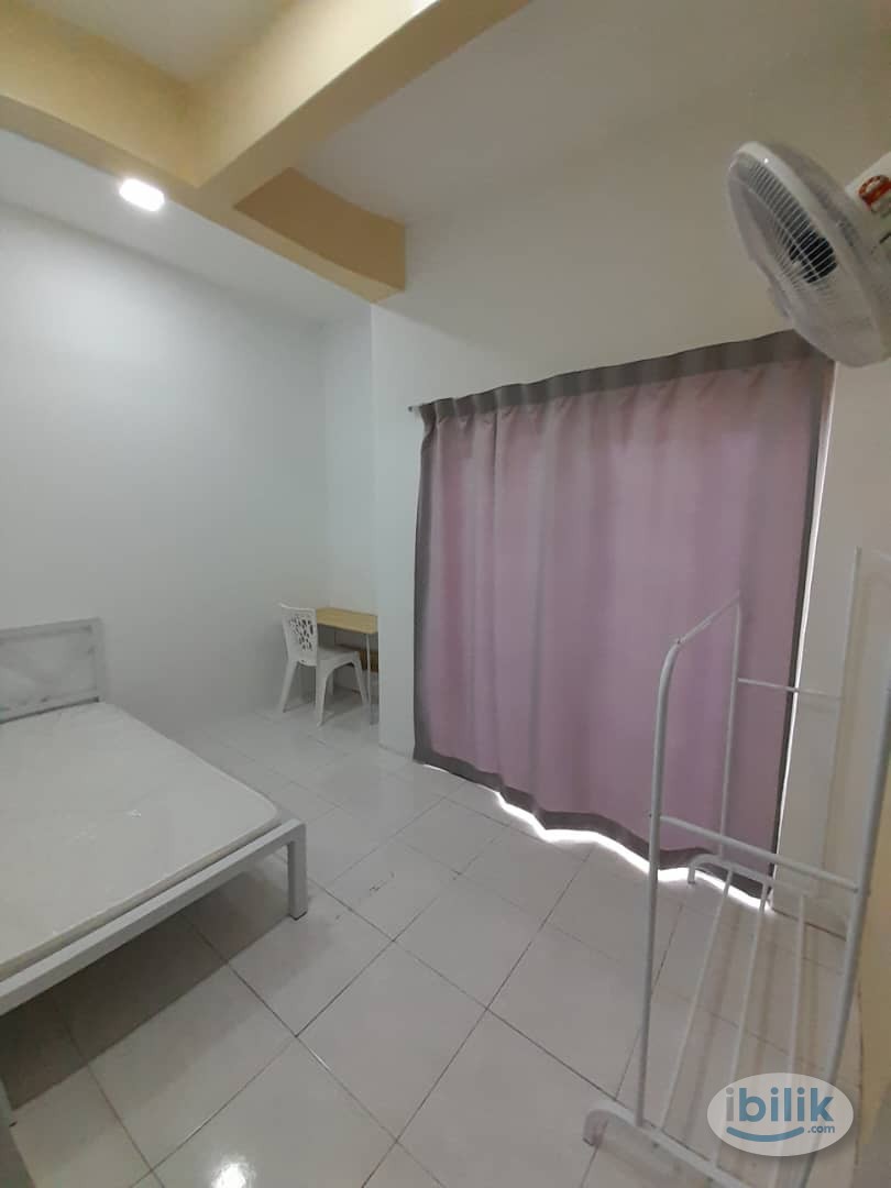 Single Room with Multi-use wardrobe at Kota Kemuning, 2min walk to Aeon Big Bkt Rimau, 5min Drive to Gamuda Walk Kota Ke - Image 3