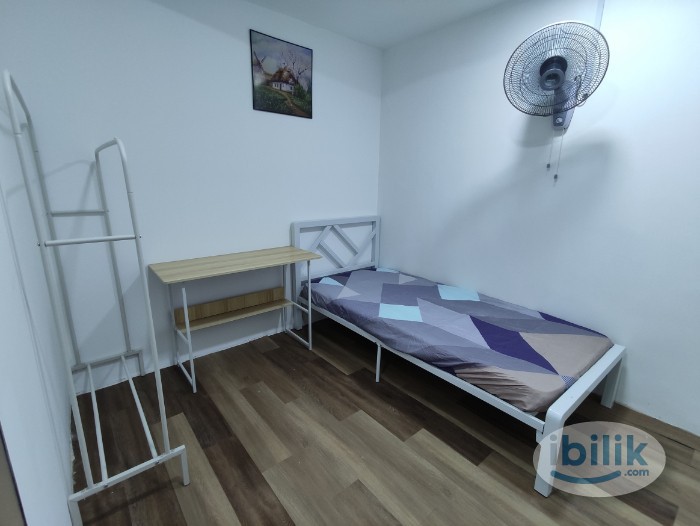 3mins 🚶‍♂️ to IOI Puchong Jaya LRT Station 🚡 Middle Room Rent in Jln Kenari 5, Bandar Puchong Jaya - Image 1
