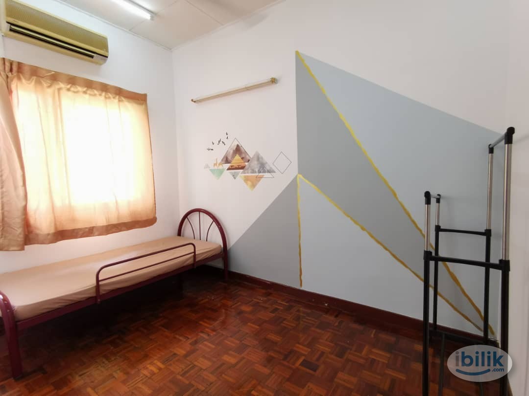 Easy Access to ATRIA Shopping Mall 🏬 Middle Room Rent in Damansara Jaya, Petaling Jaya - Image 1
