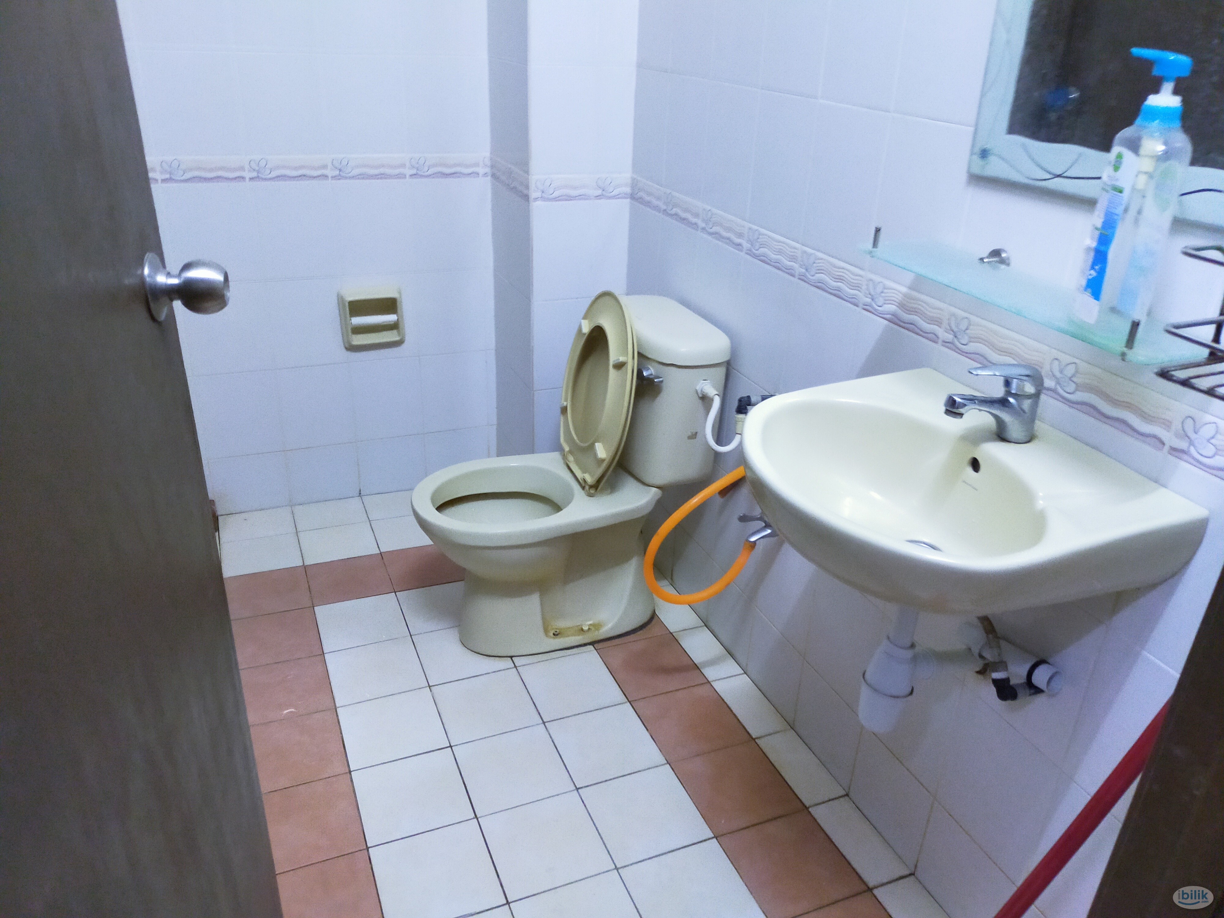 5mins drive to LRT Station Bandar Puteri 🚡 Single Room at Bandar Puteri Puchong, Puchong - Image 4