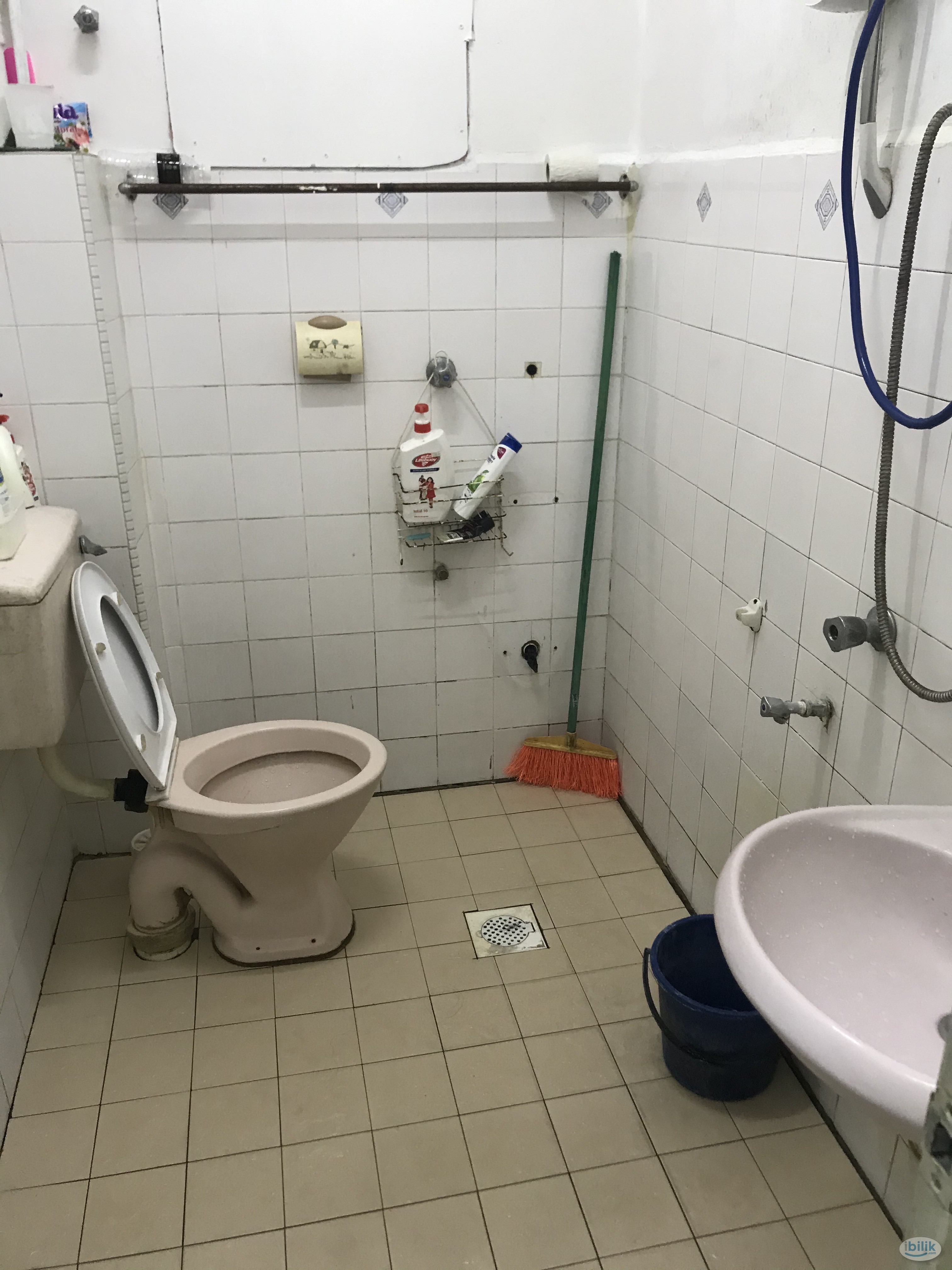 11mins 🚶‍♂️ to Taipan LRT Station. Single Room Rent in USJ 9, Subang Jaya nearby restaurants - Image 3
