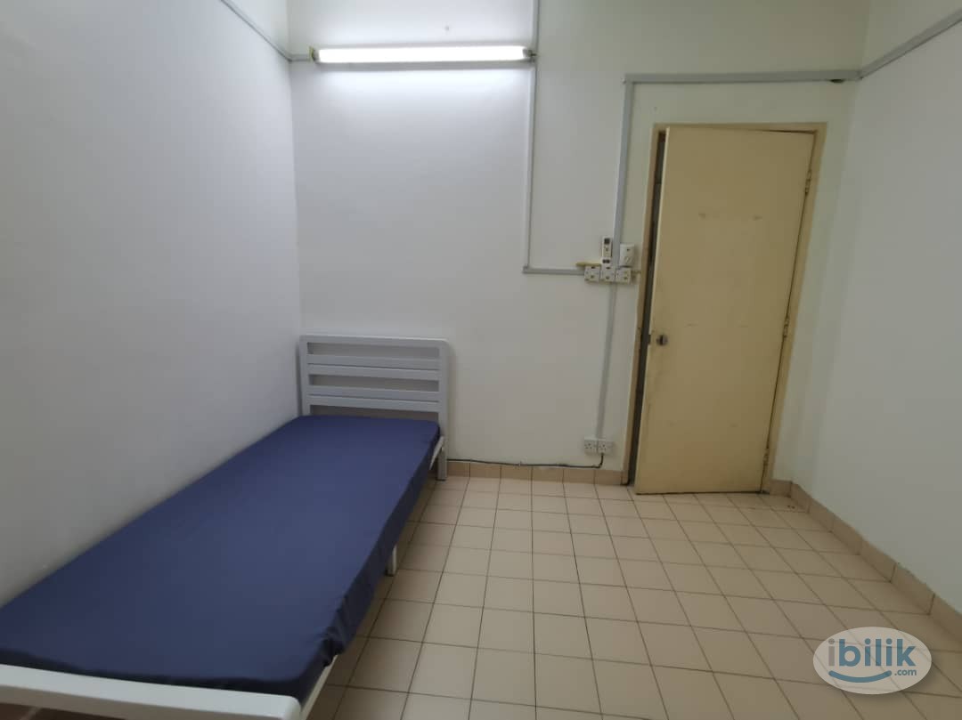 Comfortable Room with Attached Sharing Bathroom at Kota Damansara, Petaling Jaya - Image 1