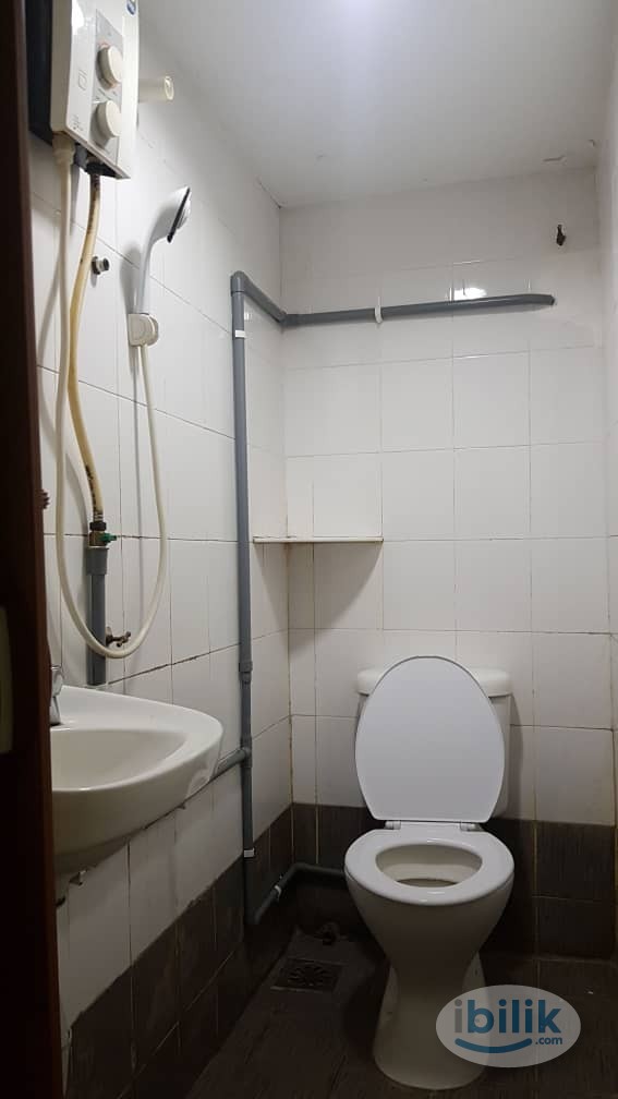 Master Room with Private Bathroom @ The Strand Mall at Kota Damansara, Petaling Jaya - Image 4