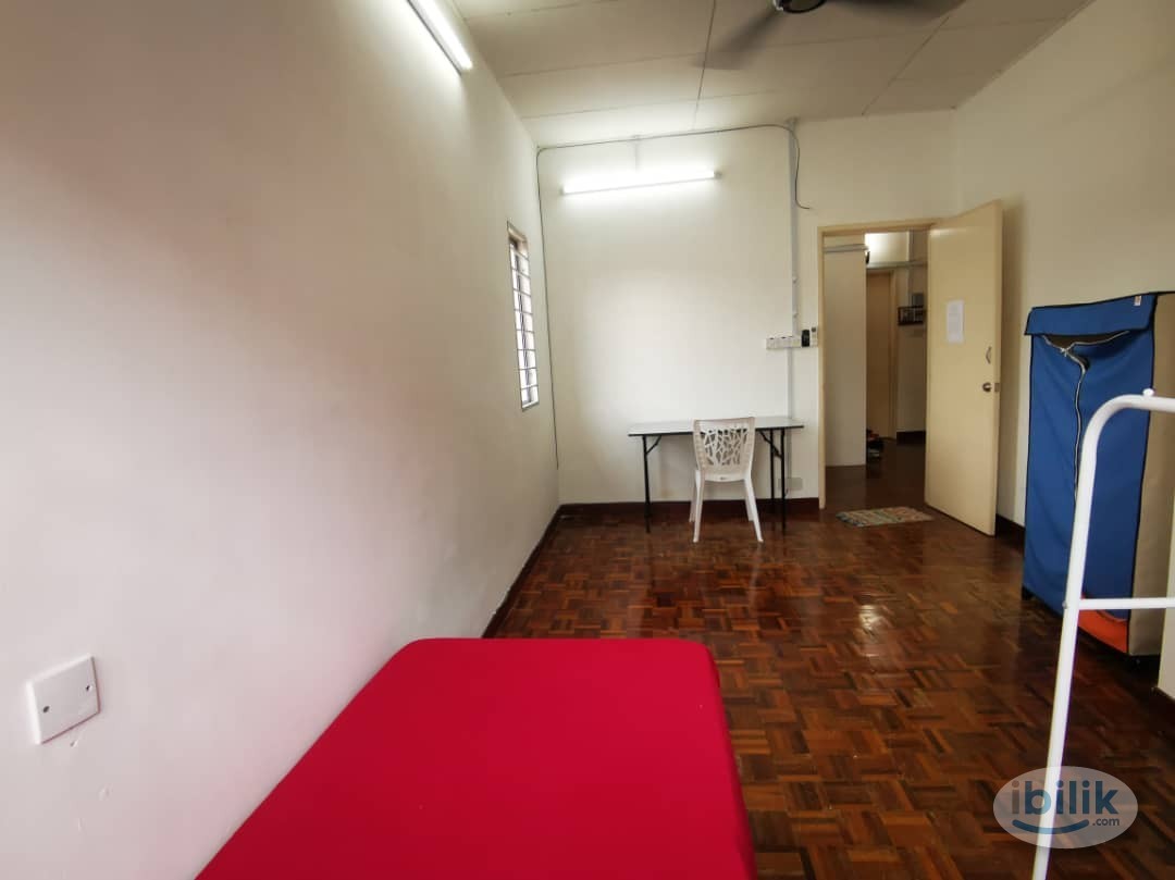 Spacious & Cozy Middle Room with Attached Sharing Bathroom at Kota Damansara, Petaling Jaya - Image 2