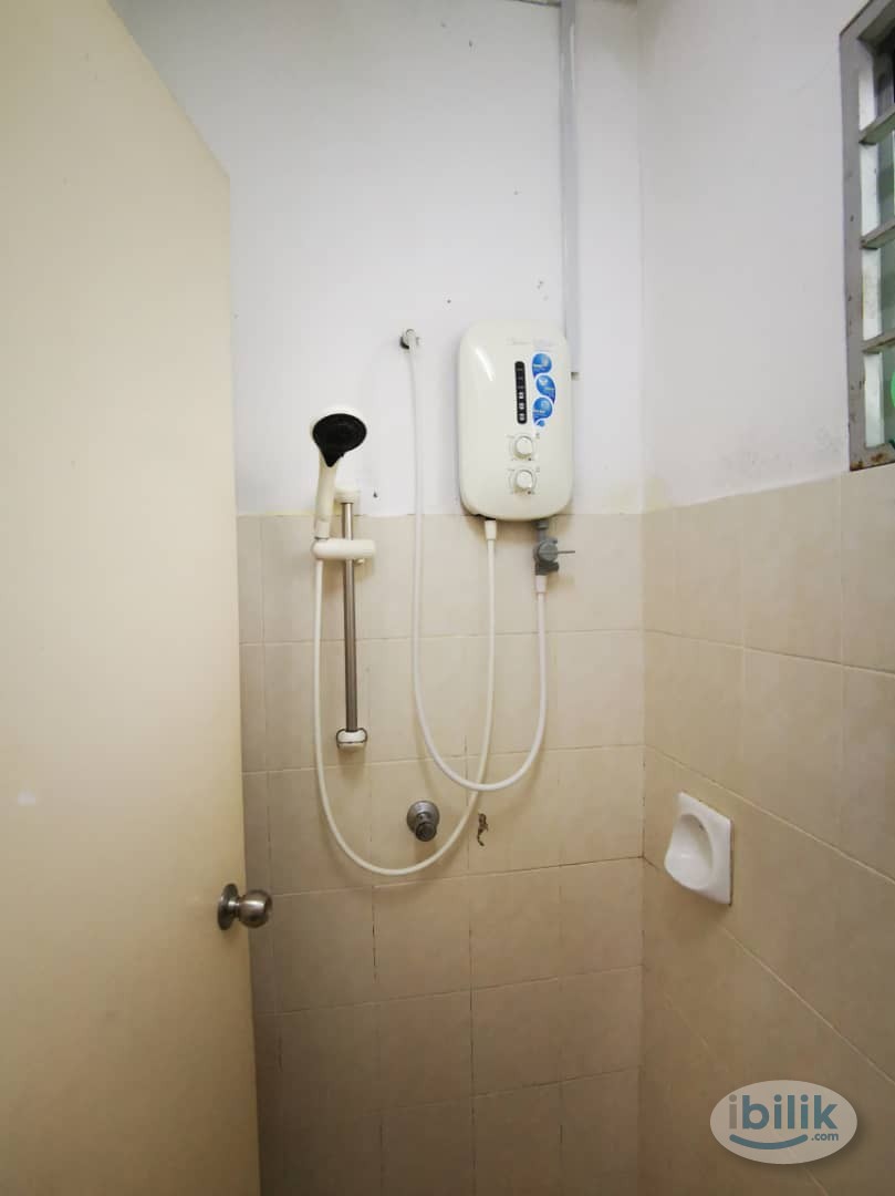 Spacious & Cozy Middle Room with Attached Sharing Bathroom at Kota Damansara, Petaling Jaya - Image 3