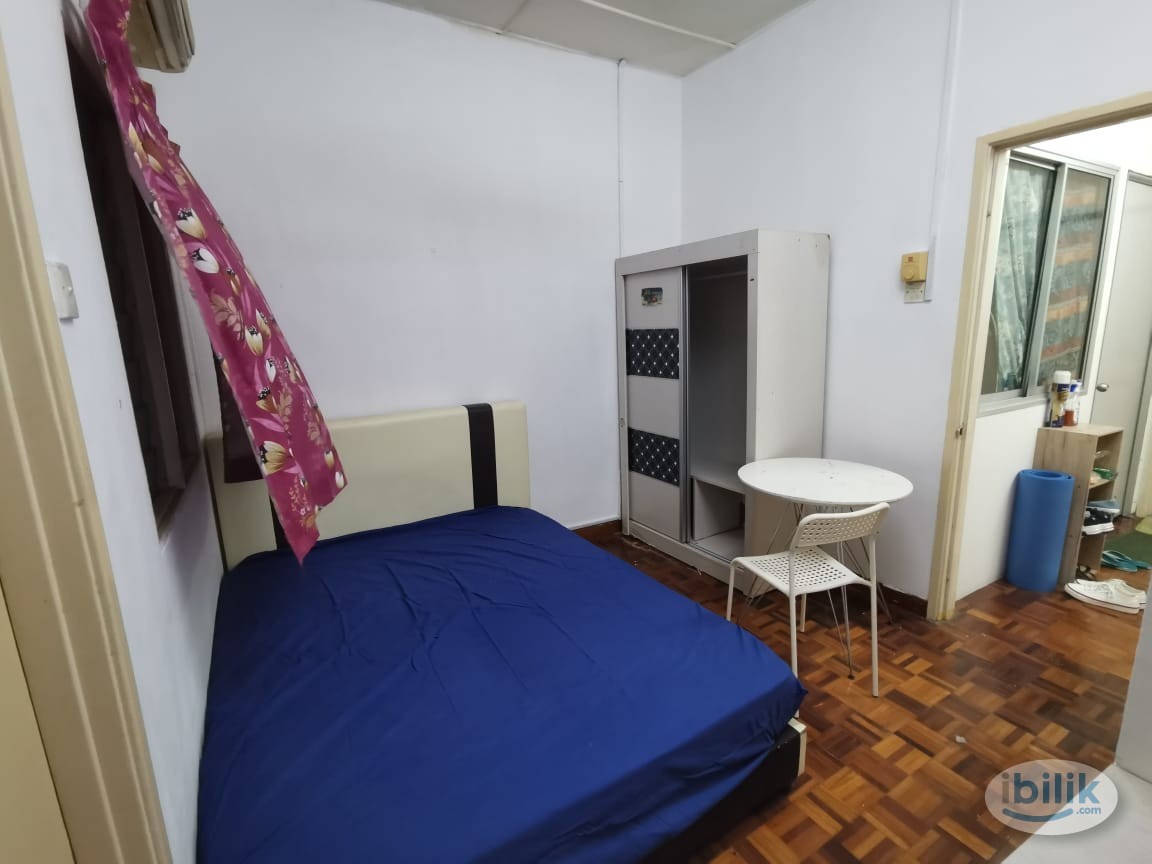 [Attached Sharing Bathroom] Middle Room with Queen Size Bed at Kota Damansara, Petaling Jaya - Image 1
