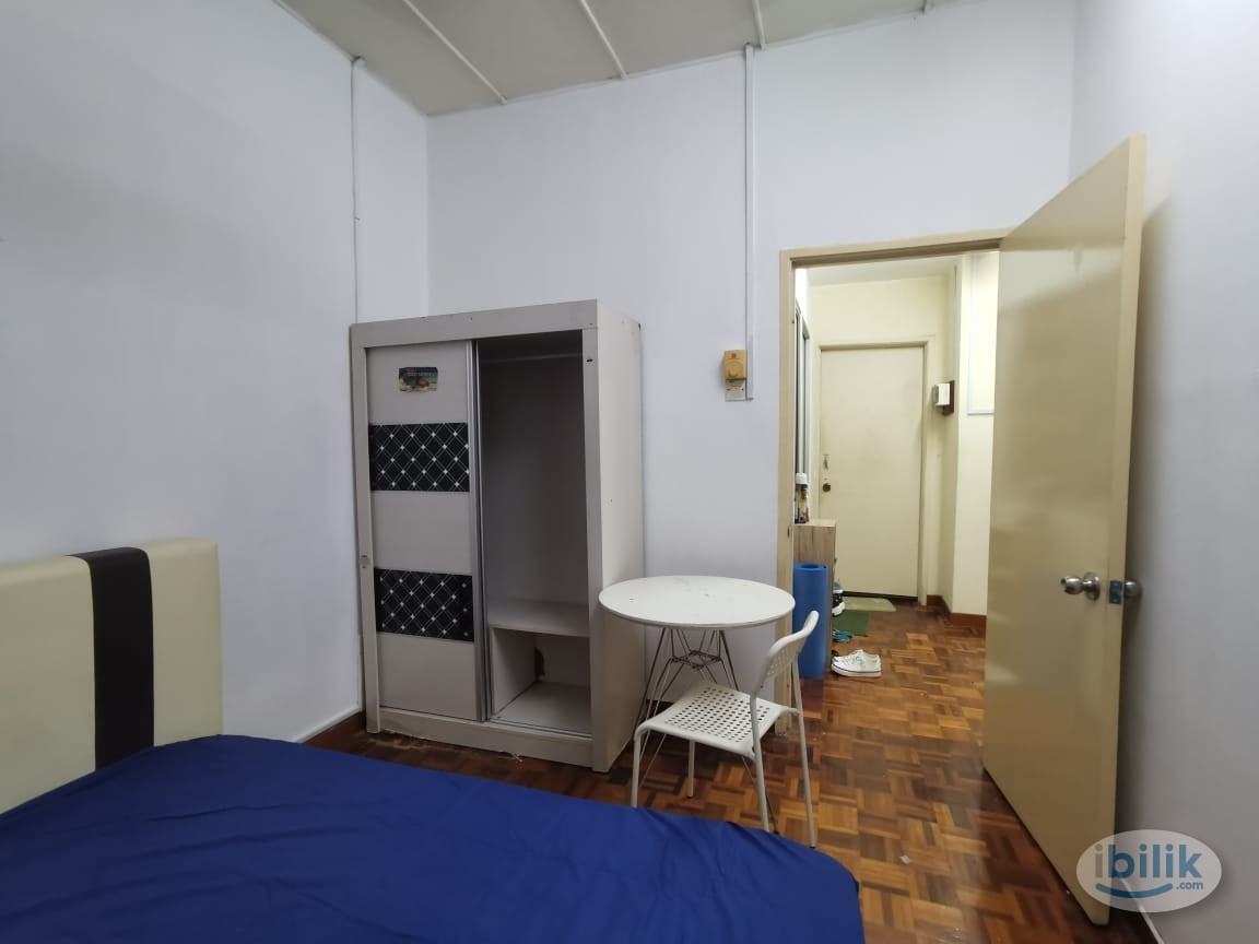 [Attached Sharing Bathroom] Middle Room with Queen Size Bed at Kota Damansara, Petaling Jaya - Image 3