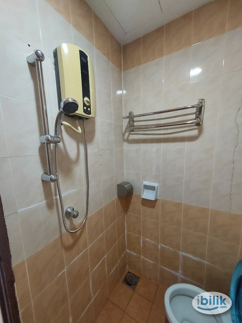 (🚶🏻‍♀️to LRT Plaza Rakyat) Master Bedroom with Private Bathroom - Image 3