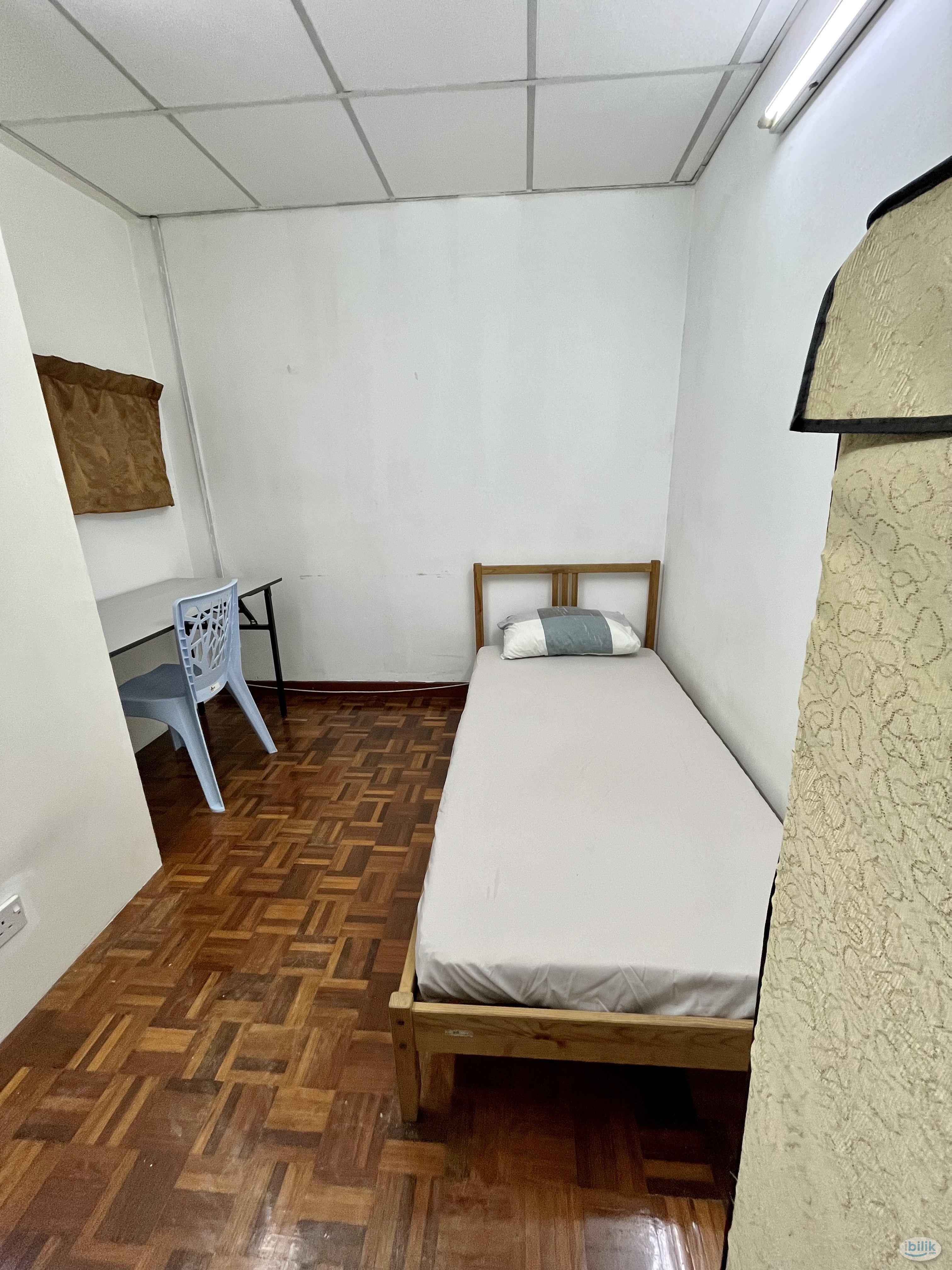7 mins drive to LRT Station 🚡 Middle Room with Bathroom in Subang Jaya @ USJ 13/1G - Image 1