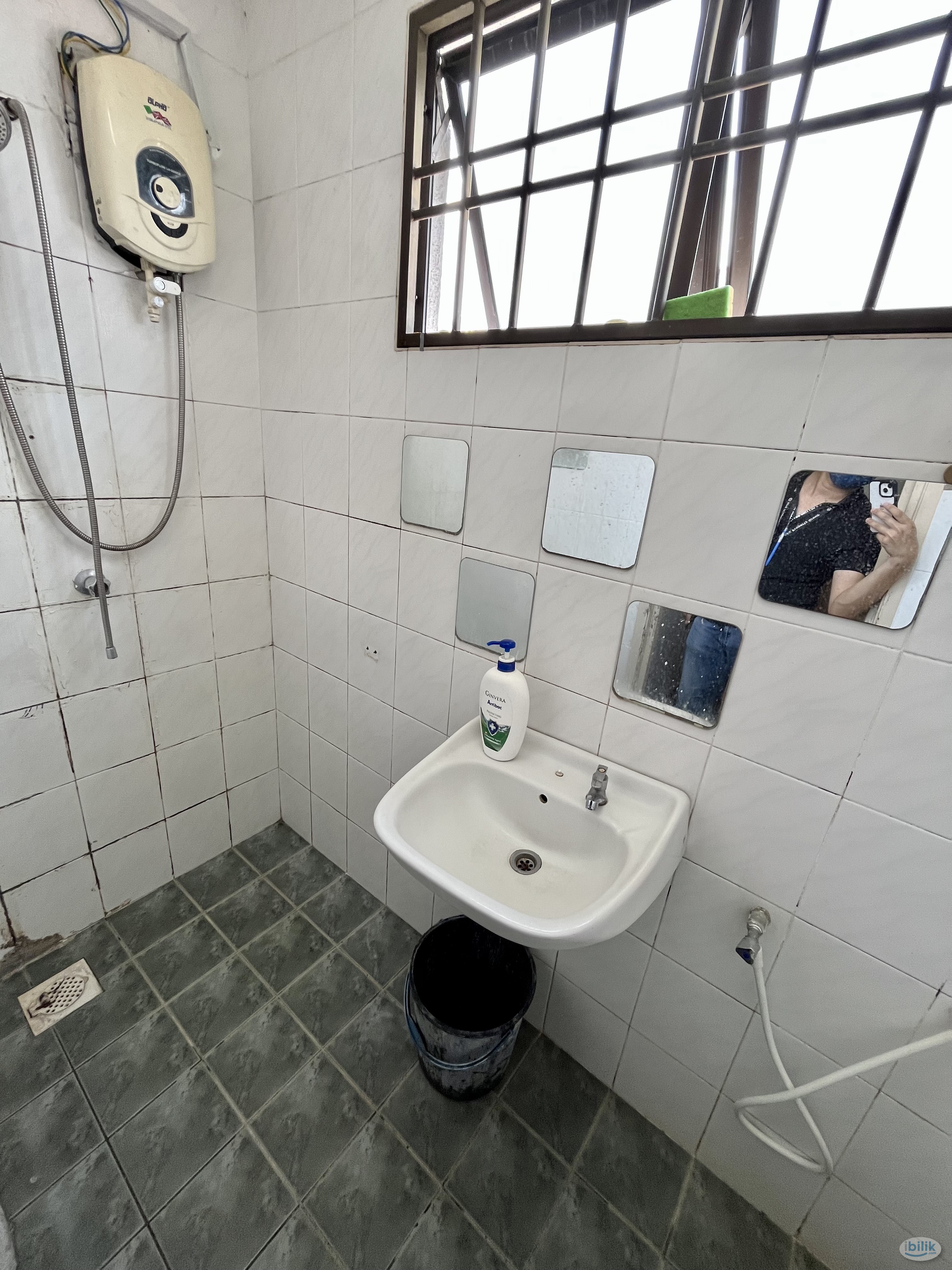 7 mins drive to LRT Station 🚡 Middle Room with Bathroom in Subang Jaya @ USJ 13/1G - Image 2