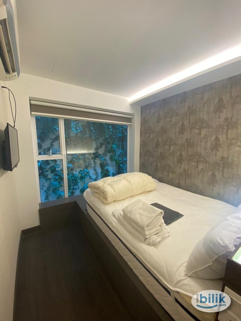 🔥🔥 Japanese Tatami style Queen Bed Room with Private Bathroom & Windows 🔥🔥 nearby Aeon Maluri 📣📣 | High Speed Wifi | Uti - Image 1