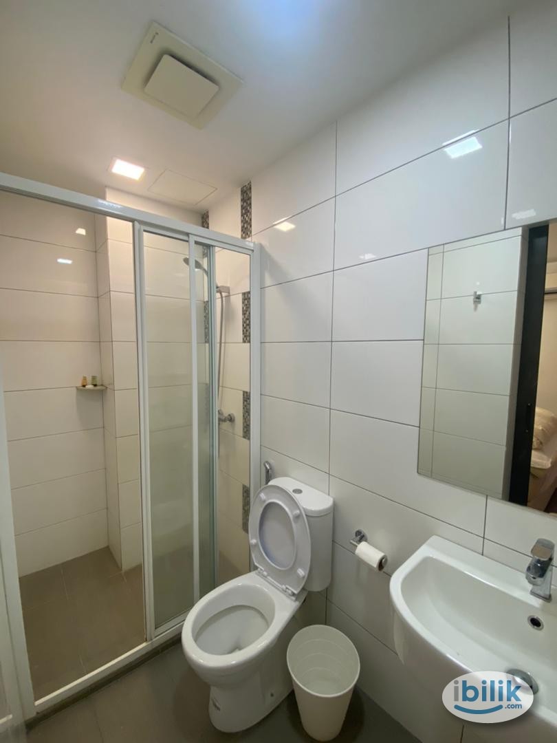 🔥🔥 Japanese Tatami style Queen Bed Room with Private Bathroom & Windows 🔥🔥 nearby Aeon Maluri 📣📣 | High Speed Wifi | Uti - Image 3