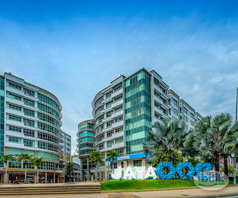 Middle Room at Pacific Star, Petaling Jaya - Image 5
