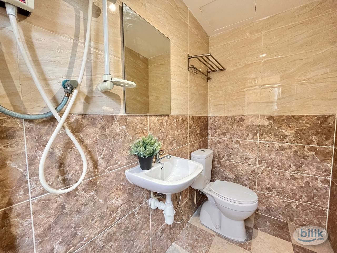 Working at Bandar Sunway❓ Room with private bathroom at PJS 8 - Image 2